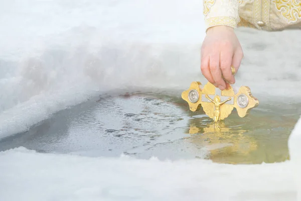 Kışın nehirde suyun kutsanması. Hristiyan bayramı temennisi. Epifani şekerleri.