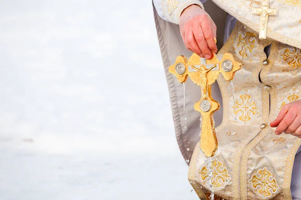 Priester Houdt Het Gouden Kruis Zijn Handen Kopieerruimte — Stockfoto