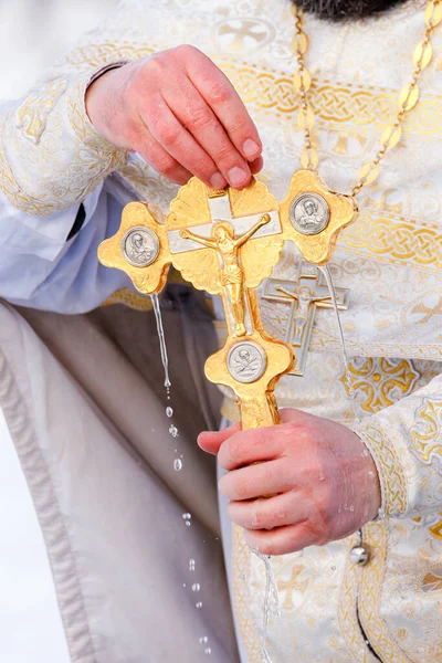 Gouden Kruis Handen Van Een Priester Close Tijd Het Water — Stockfoto