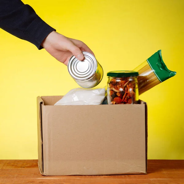 Caja Donaciones Con Comida Las Manos Voluntario Macarrones Trigo Sarraceno Fotos de stock