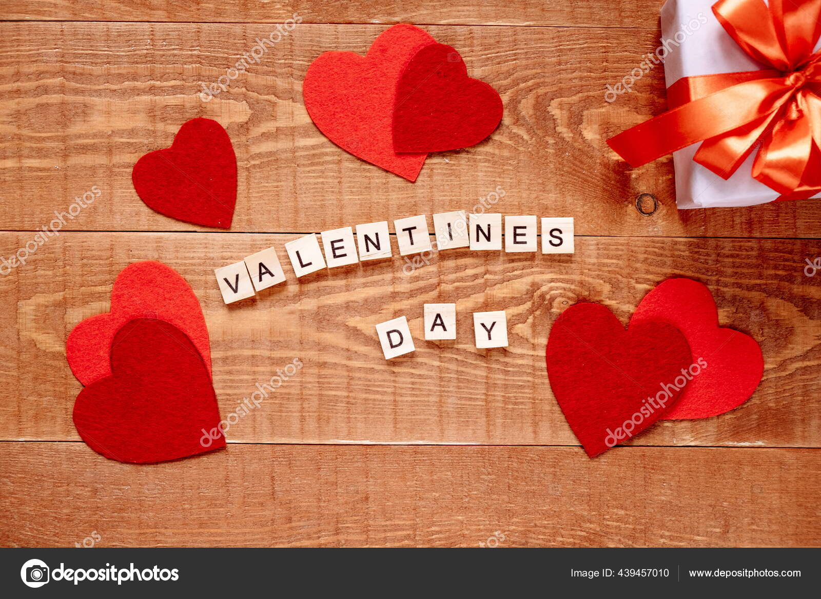Kata Valentine Day Cinta Balok Kayu Pada Latar Belakang Alam Stok Foto Karpik Hoi 439457010