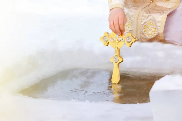 在主施洗的节上 祭司要在孔中分别为圣 Epiphany上传统的水神化仪式 图库图片