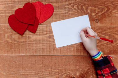 Mavi arka plan üzerine not yazan el manzarası, Sevgililer Günü, Anneler Günü, tatil kavramı.