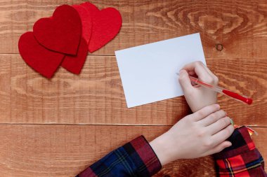 Mavi arka plan üzerine not yazan el manzarası, Sevgililer Günü, Anneler Günü, tatil kavramı.