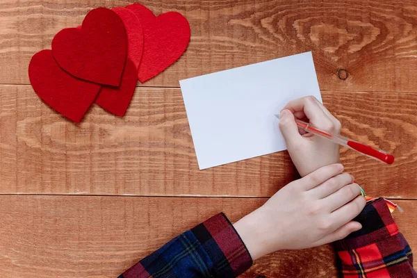 Mavi arka plan üzerine not yazan el manzarası, Sevgililer Günü, Anneler Günü, tatil kavramı.