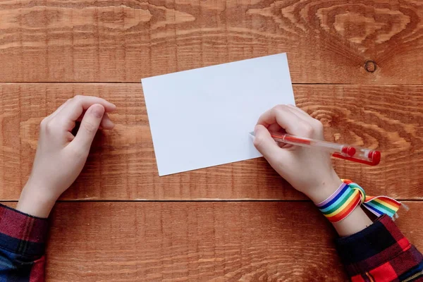 Top Weergave Van Handen Schrijven Een Notitie Blauwe Achtergrond Valentijnsdag — Stockfoto