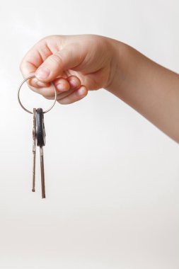 El çocuk dairenin anahtarları tutan