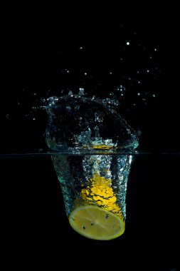 Limon suyu siyah arka plan üzerine