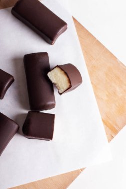 Tahta bir tahtanın üzerinde çikolataya bulanmış kaymak. Peynirli tatlı..