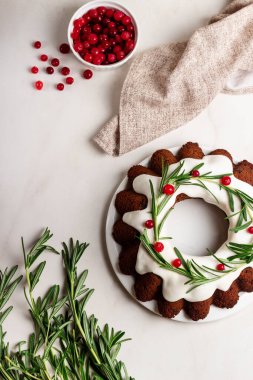 Geleneksel Noel pastası süslenmiş beyaz jöle ve açık arkaplan üzerine kızılcık. Pasta. Üst görünüm.