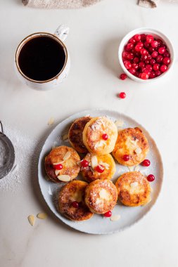 Beyaz arka planda kahve ve böğürtlenli süzme peynir krepleri. Ev yapımı kahvaltı..
