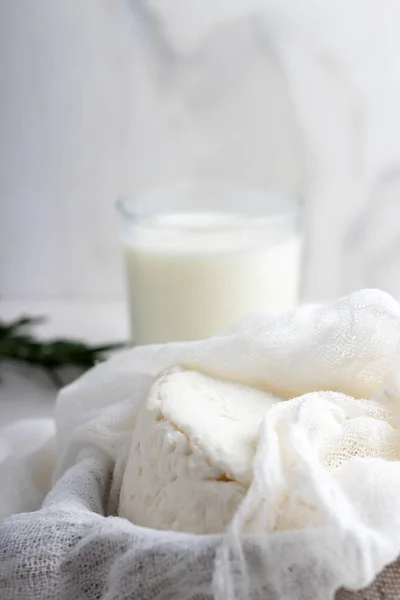 Queijo de cabra macio com um copo de leite. Queijo de Adyghe em uma mesa de mármore — Fotografia de Stock