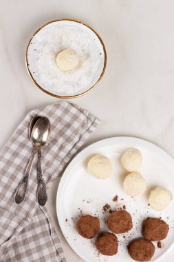 Ev yapımı Hint usulü vejetaryen tatlıları. Hindistan cevizi ve kakao topları ve hindistan cevizi talaşı.