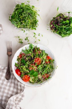 Domatesli taze salata ve mikro yeşil. Üst Manzara. Vejetaryen ve sağlıklı beslenmeyi düşün.. 