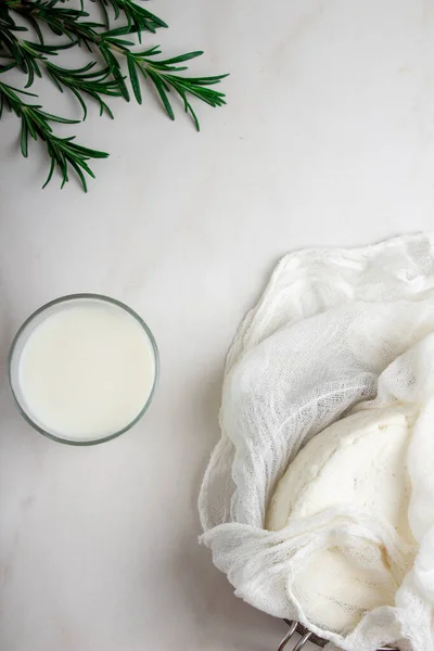 Weicher Ziegenkäse mit einem Glas Milch. Adyghe-Käse auf einem Marmortisch — Stockfoto