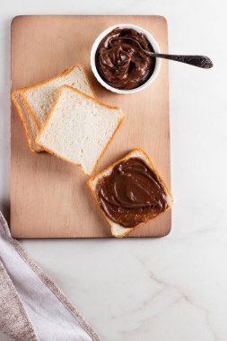 Tahta arka planda çikolatalı tereyağlı sandviç. Kahveyle kahvaltı. 