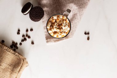 Beyaz arka planda marşmelovlu bir bardak kahve. Tatlı tatlı