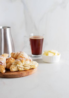 Tereyağlı ve kahveli taze kruvasan.. 