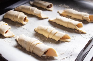 Pişirme tepsisinde ev yapımı kruvasan.. 