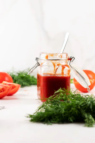 Ketchup maison avec tomates, paprika et ail. Une boîte de sauce tomate avec tomate fraîche et aneth — Photo