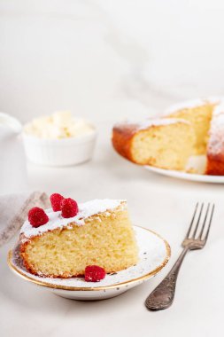 Beyaz tabakta Semolina keki. Ev yapımı tatlı irmik keki.