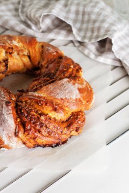 Pişmiş süt ve fındık ile doldurulmuş ekmek.