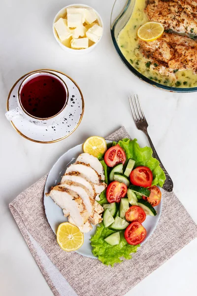 Limon soslu tavuk göğsü. Dilimlenmiş tavuk ve taze sebze salatası. Sağlıklı yemek menüsü. 