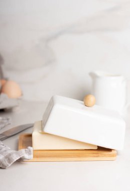 Tereyağlı tereyağı bloğu mermer bir arka planda. 