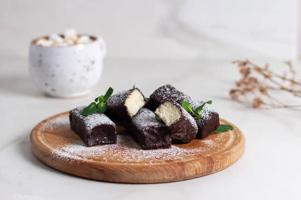 Çikolatada kaymak. Tahta tahtada kahve ve peynirli tatlı..
