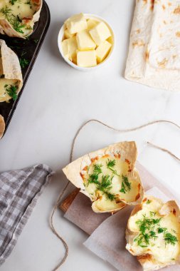 Kızarmış turtaya porsiyon aperatif, peynirli lavaş. Lezzetli aperatif, aperatif