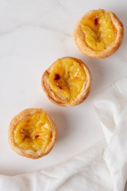 Pastel de Nata - beyaz arka planda Portekiz yumurtalı muhallebi, kopyalama alanı.