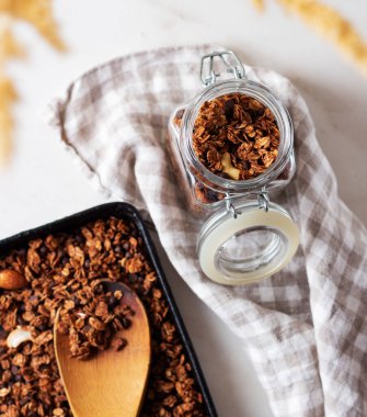Cam kavanozda ev yapımı granola. Seçici odaklanma. Sağlıklı gıda konsepti.