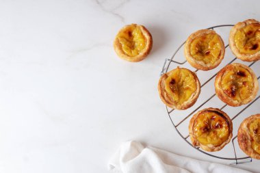 Pastel de Nata - beyaz arka planda Portekiz yumurtalı muhallebi, kopyalama alanı.