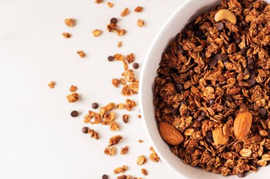 Beyaz tabakta ev yapımı granola, üst manzara. Sağlıklı gıda konsepti. 