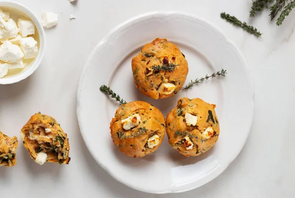 Tabakta ıspanaklı Feta peynirli kahvaltı çöreği. Beyaz mermer arkaplan.
