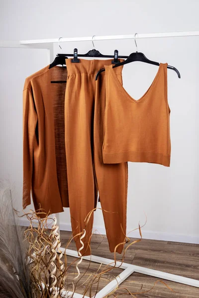 Traje de punto color marrón en percha. Camiseta, pantalones, chaqueta — Foto de Stock