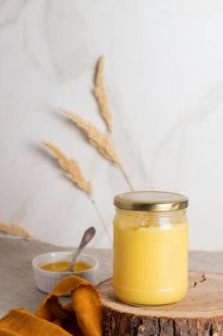 Hint ghee netleştirilmiş tereyağı cam kavanozda ahşap dilimlenmiş.. 