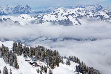 Kayakçı kayak ve dağların manzarası zevk
