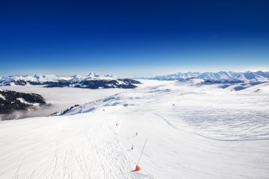 Avusturya'da dağlara Kitzbuehel Kayak Merkezi görüntülemek