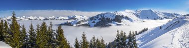 Kayak pistleri ve kayakçılar Kitzbuehel kayak