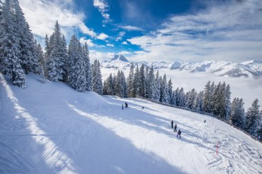 Avusturya'da dağlara Kitzbuehel Kayak Merkezi görüntülemek