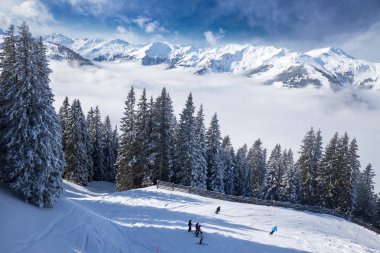 Avusturya'da dağlara Kitzbuehel Kayak Merkezi görüntülemek