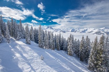Avusturya'da dağlara Kitzbuehel Kayak Merkezi görüntülemek