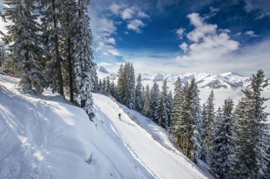 Avusturya'da dağlara Kitzbuehel Kayak Merkezi görüntülemek