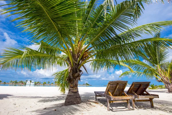 Isla tropical con playa de arena — Foto de Stock