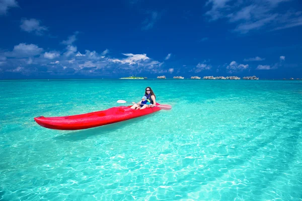 Mujer kayak con hijo — Foto de Stock