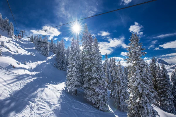 Skiers on ski lift enjoying view — Stock Photo, Image