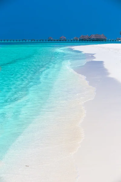 Isla tropical con playa de arena —  Fotos de Stock