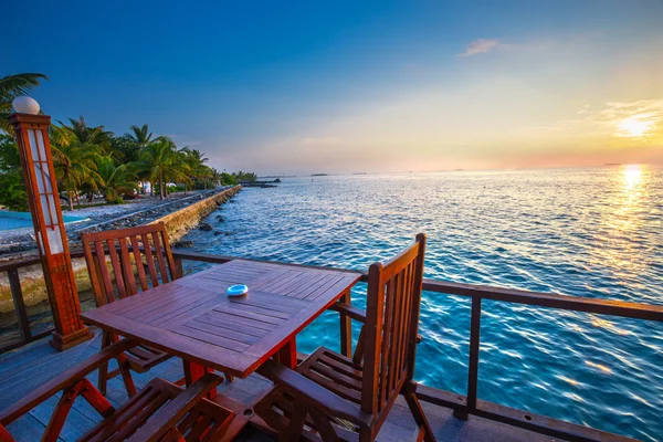 Прекрасний захід сонця з ресторану на пляжі — стокове фото