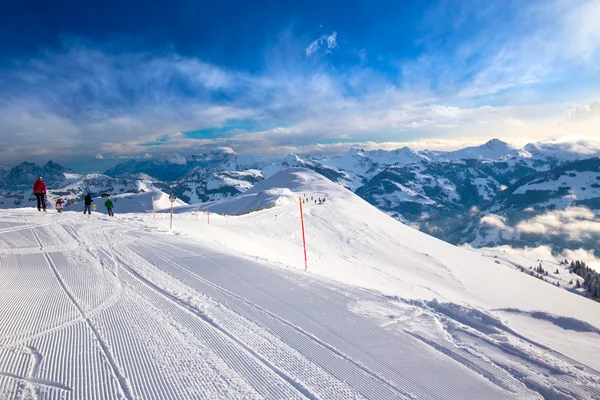 Esquiadores esquiando en Kitzbuehel estación de esquí — Foto de Stock